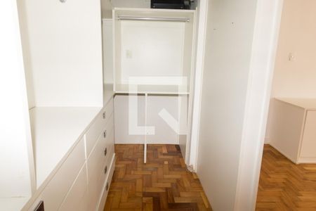 Apartamento à venda com 250m², 3 quartos e 2 vagas Apartamento à venda com 250m², 3 quartos e 2 vagasCloset da suíte