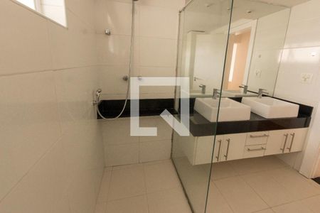 Apartamento à venda com 250m², 3 quartos e 2 vagas Apartamento à venda com 250m², 3 quartos e 2 vagasBanheiro da Suíte