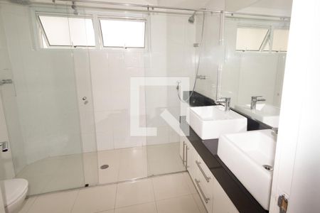 Apartamento à venda com 250m², 3 quartos e 2 vagas Apartamento à venda com 250m², 3 quartos e 2 vagasBanheiro da Suíte