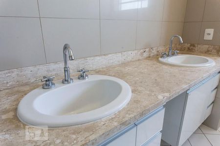 Apartamento à venda com 148m², 3 quartos e 2 vagas Apartamento à venda com 148m², 3 quartos e 2 vagasBanheiro da suíte