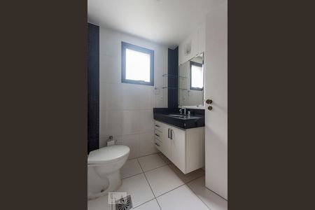 Banheiro de apartamento para alugar com 3 quartos, 92m² em Alto de Pinheiros, São Paulo