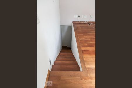 Apartamento à venda com 70m², 2 quartos e 2 vagasEscada que desce para os quartos