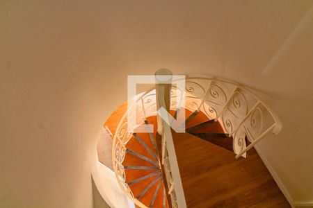 Apartamento à venda com 96m², 2 quartos e 1 vaga Apartamento à venda com 96m², 2 quartos e 1 vagaEscada