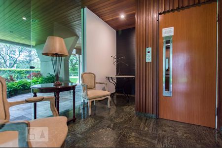 Apartamento à venda com 198m², 4 quartos e 3 vagas Apartamento à venda com 198m², 4 quartos e 3 vagasHall social