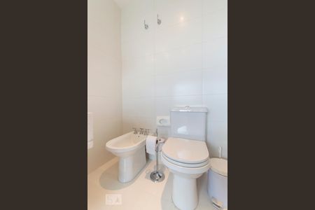 Apartamento à venda com 198m², 4 quartos e 3 vagas Apartamento à venda com 198m², 4 quartos e 3 vagasBanheiro da suíte 2