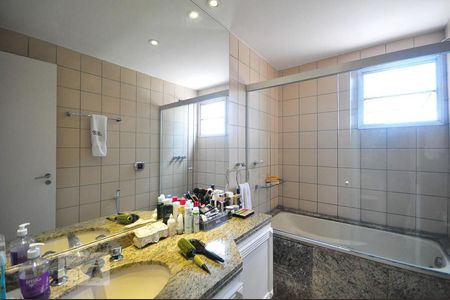 Apartamento à venda com 227m², 3 quartos e 3 vagasbanheiro suíte 2