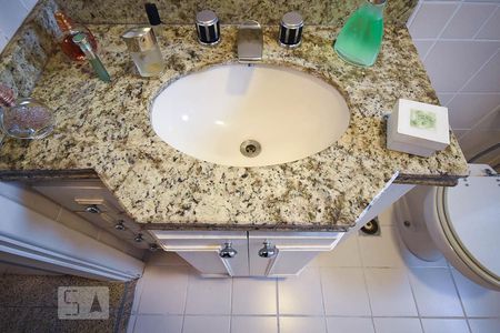 Apartamento à venda com 400m², 3 quartos e 4 vagas Apartamento à venda com 400m², 3 quartos e 4 vagasPia do banheiro da suíte 1