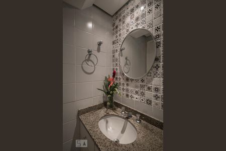Detalhe Banheiro de apartamento para alugar com 2 quartos, 55m² em Vila Bertioga, São Paulo