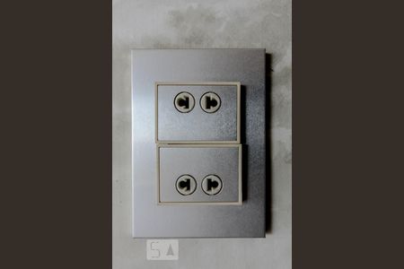 Apartamento à venda com 340m², 3 quartos e 4 vagas Apartamento à venda com 340m², 3 quartos e 4 vagasTomadas em padrão antigo