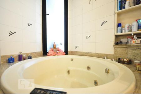 Apartamento para alugar com 380m², 4 quartos e 6 vagasdetalhe do banheiro suíte 3