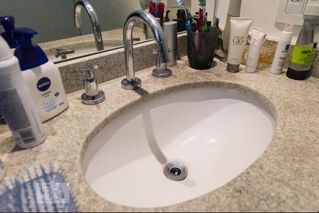 Banheiro de kitnet/studio para alugar com 1 quarto, 62m² em Vila Gertrudes, São Paulo