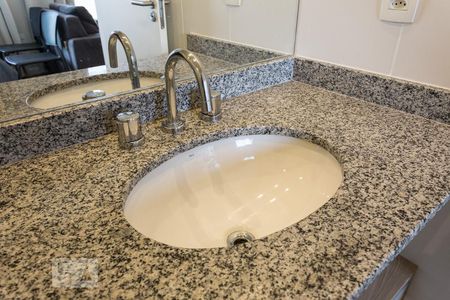 Banheiro de kitnet/studio para alugar com 1 quarto, 32m² em Santo Amaro, São Paulo