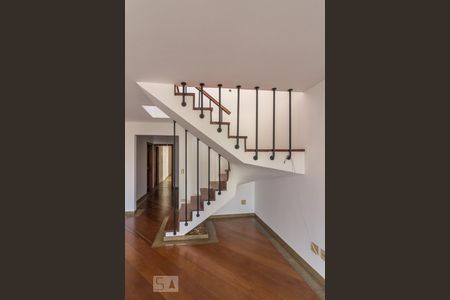 Apartamento para alugar com 360m², 4 quartos e 4 vagas Apartamento para alugar com 360m², 4 quartos e 4 vagasEscada para segundo piso