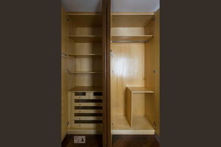 Quarto (Armários) de apartamento para alugar com 1 quarto, 45m² em Vila Monte Alegre, São Paulo