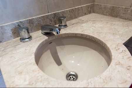 Banheiro de apartamento para alugar com 1 quarto, 55m² em Vila Suzana, São Paulo