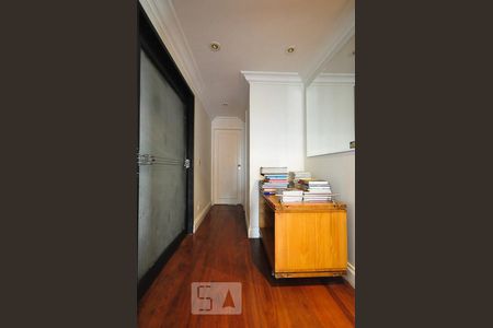hall de entrada de apartamento para alugar com 4 quartos, 530m² em Real Parque, São Paulo