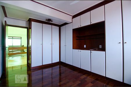 Apartamento à venda com 296m², 4 quartos e 2 vagas Apartamento à venda com 296m², 4 quartos e 2 vagasSuíte - andar superior