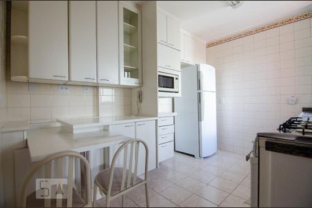 Apartamento à venda com 296m², 4 quartos e 2 vagas Apartamento à venda com 296m², 4 quartos e 2 vagasCozinha