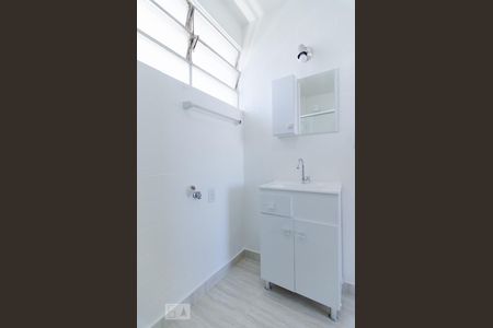 Banheiro de kitnet/studio para alugar com 1 quarto, 40m² em Centro, Campinas