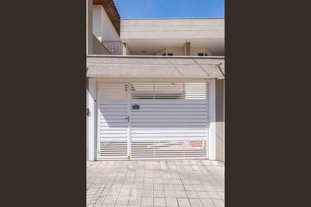 Casa à venda com 220m², 4 quartos e 2 vagas Casa à venda com 220m², 4 quartos e 2 vagasFachada