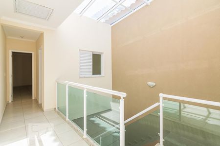 Casa à venda com 220m², 4 quartos e 2 vagas Casa à venda com 220m², 4 quartos e 2 vagasEscada