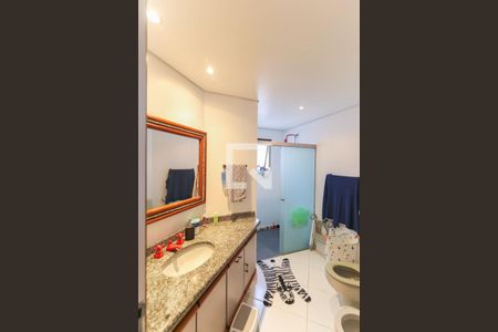 Apartamento à venda com 300m², 4 quartos e 4 vagas Apartamento à venda com 300m², 4 quartos e 4 vagasBanheiro da Suíte 2