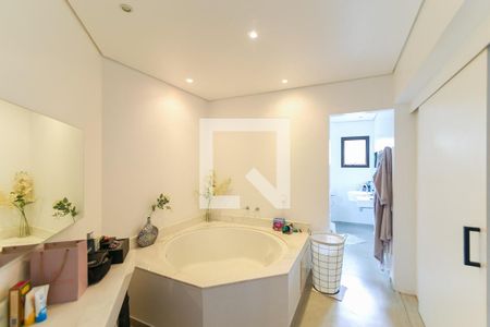 Apartamento à venda com 300m², 4 quartos e 4 vagas Apartamento à venda com 300m², 4 quartos e 4 vagasBanheiro da Suíte 4