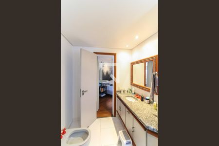 Apartamento à venda com 300m², 4 quartos e 4 vagas Apartamento à venda com 300m², 4 quartos e 4 vagasBanheiro da Suíte 3