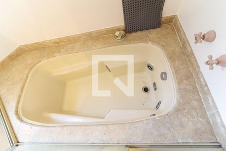 Apartamento à venda com 300m², 4 quartos e 4 vagas Apartamento à venda com 300m², 4 quartos e 4 vagasBanheiro da Suíte 3