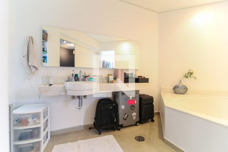 Apartamento à venda com 300m², 4 quartos e 4 vagas Apartamento à venda com 300m², 4 quartos e 4 vagasBanheiro da Suíte 4