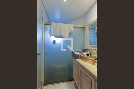 Apartamento à venda com 300m², 4 quartos e 4 vagas Apartamento à venda com 300m², 4 quartos e 4 vagasBanheiro da Suíte 1