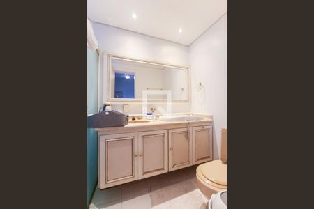 Apartamento à venda com 300m², 4 quartos e 4 vagas Apartamento à venda com 300m², 4 quartos e 4 vagasBanheiro da Suíte 1