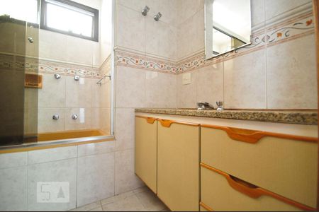 banheiro de apartamento para alugar com 4 quartos, 189m² em Vila Suzana, São Paulo