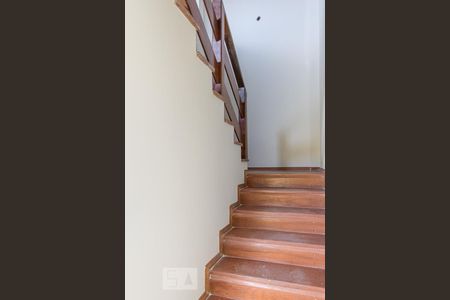 Casa à venda com 300m², 4 quartos e 2 vagas Casa à venda com 300m², 4 quartos e 2 vagasEscada