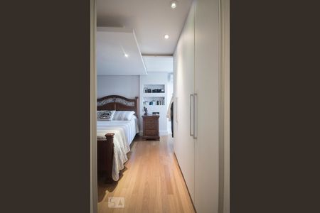 Apartamento à venda com 270m², 4 quartos e 4 vagas Apartamento à venda com 270m², 4 quartos e 4 vagasSuíte