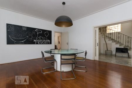 Casa à venda com 350m², 6 quartos e 4 vagas Casa à venda com 350m², 6 quartos e 4 vagasSala