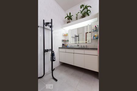 Apartamento à venda com 198m², 3 quartos e 2 vagas Apartamento à venda com 198m², 3 quartos e 2 vagasBanheiro Suíte