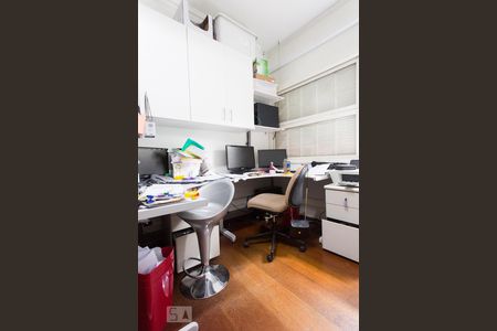 Apartamento à venda com 198m², 3 quartos e 2 vagas Apartamento à venda com 198m², 3 quartos e 2 vagasEscritório