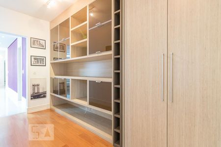 Apartamento para alugar com 144m², 3 quartos e 2 vagas Apartamento para alugar com 144m², 3 quartos e 2 vagasCorredor com Armários