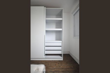 armário do quarto  de apartamento para alugar com 2 quartos, 56m² em Vila Andrade, São Paulo