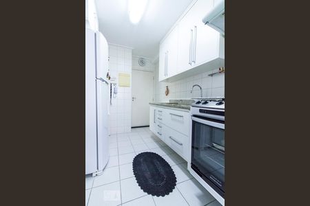 Apartamento à venda com 96m², 3 quartos e 2 vagasCozinha lado direito vista da porta da area de serviço