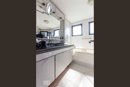 Apartamento à venda com 262m², 4 quartos e 4 vagasBanheiro Suíte 2