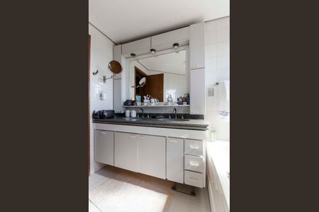 Apartamento à venda com 262m², 4 quartos e 4 vagasBanheiro Suíte 2