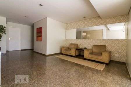 Apartamento para alugar com 123m², 3 quartos e 2 vagasHall social visto da porta de entrada