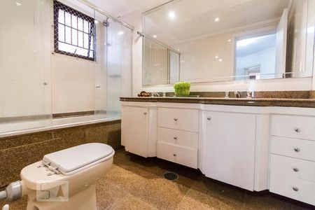 Apartamento para alugar com 147m², 3 quartos e 2 vagasBanheiro suíte 