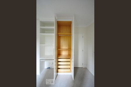 Apartamento à venda com 158m², 2 quartos e 3 vagasArmário do quarto 