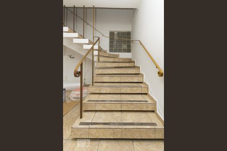 Casa à venda com 361m², 7 quartos e sem vaga Casa à venda com 361m², 7 quartos e sem vagaEscadas