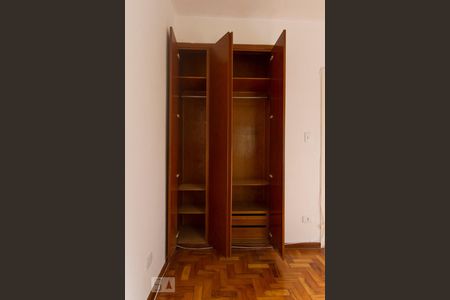 Armários quarto 2  de apartamento para alugar com 3 quartos, 80m² em Vila Cláudia, São Paulo