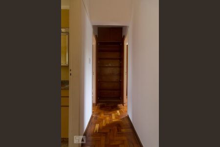 Armário no corredor dos quartos de apartamento para alugar com 3 quartos, 80m² em Vila Cláudia, São Paulo