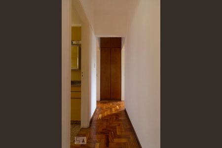 Armário no corredor dos quartos de apartamento para alugar com 3 quartos, 80m² em Vila Cláudia, São Paulo